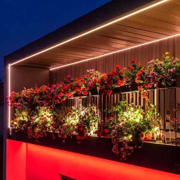 Magiczne pomysły na to, jak oświetlić balkon na święta