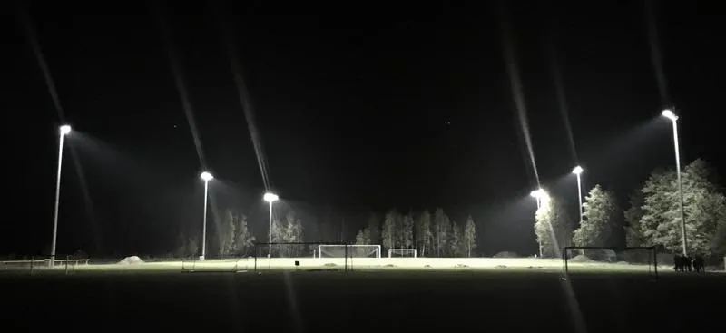 Koszty oświetlenia boiska